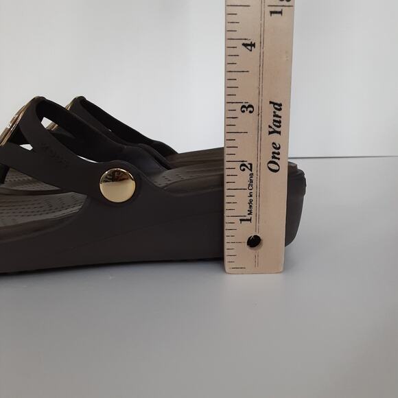 Crocs Sanrah Thong Sandals Gold Medallion Flip Flops Brown Womens 7 Dress Shoes - Picture 9 of 9